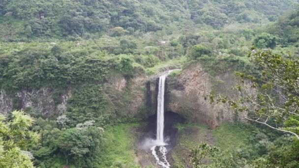 Тропический Лес Впечатляющем Водопаде Pailon Del Diablo Рядом Banos Santa — стоковое видео