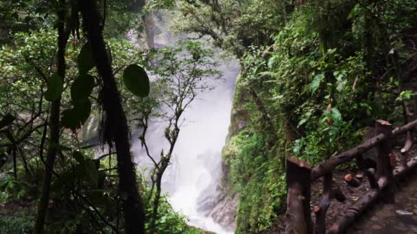 남아메리카 에콰도르의 안데스 산맥의 바노스 아구아와 가까운 디아블로의 — 비디오