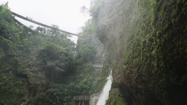 エクアドル 南アメリカの山々にあるバノスサンタアグアに近いエル パイロン ディアブロの壮大な滝 — ストック動画