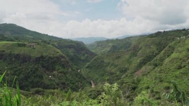 San Agustin yakınlarındaki Rio Magdalena 'nın derin nehir vadisi Kolombiya' da popüler bir seyahat merkezidir ve Kolombiya öncesi megalitik taş heykelleri ile arkeoloji parkı olarak bilinir..