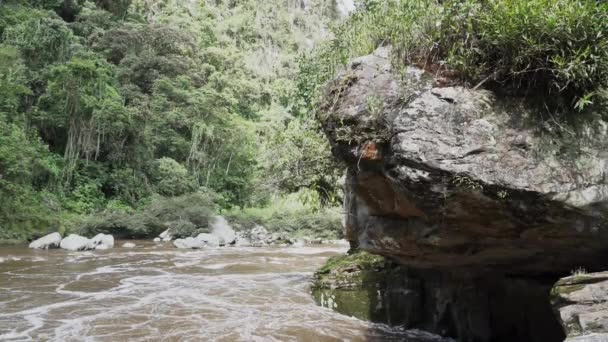 マグダレナ川は エストレチョ マグダレナの狭いギャップを介して押され コロンビアのサンジャスティン近くで人気のある観光地であるホワイトウォーターラピッドを引き起こします — ストック動画