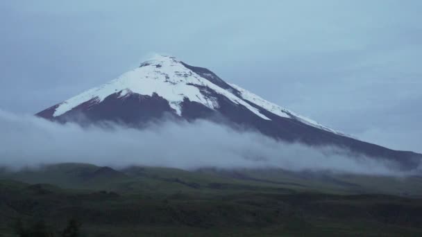 アクティブな火山であるコトパクシーは エクアドルの山の谷から上昇するための早朝の光で — ストック動画