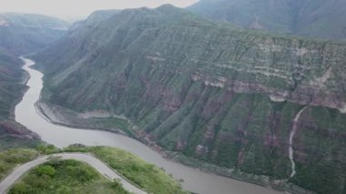 Kolombiya 'nın And Dağları' ndaki Chicamocha Kanyonu 'nda derin vadileri ve akan nehirleri olan güzel bir manzara..