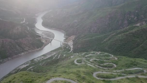 在哥伦比亚安第斯山脉的奇卡莫查峡谷 美丽的风景与深谷和流动的河流 — 图库视频影像