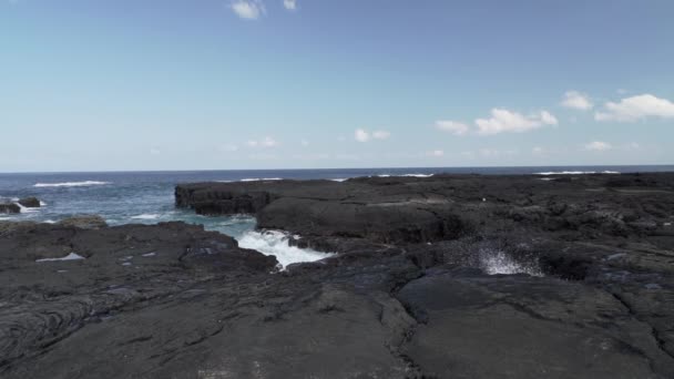 Csendes Óceán Mélykék Hullámai Melyek Galapagos Szigetek Fekete Vulkanikus Lávaszikláin — Stock videók