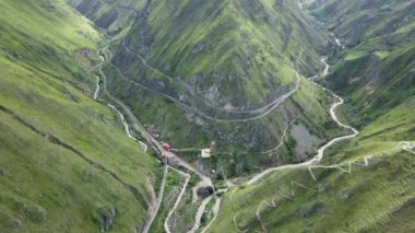 Nariz del Diablo 'nun havası, şeytan burnu, Ekvador' un And Dağları 'ndaki ünlü tren yolu, o kadar dik ki, dağlara zik zak çizerek çıkmaz sokaklara girmek zorunda, Güney Amerika