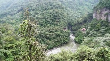 El Pailon del Diablo 'nun muhteşem şelalesi Güney Amerika' nın And Dağları 'ndaki Banos Santa Agua yakınlarında..