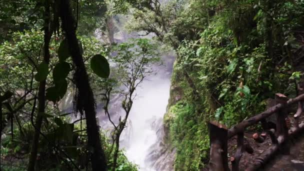エクアドル 南アメリカの山々にあるバノスサンタアグアに近いエル パイロン ディアブロの壮大な滝 — ストック動画