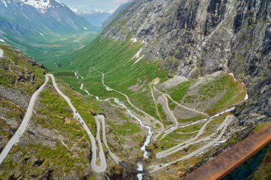 Norveç 'in dağlarındaki Trollstigen' deki dar dağ yolunun dönüşleri, manzaralı yollar.