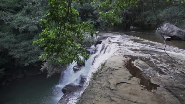 コロンビアのパコロ近くのジャングルの深い熱帯雨林の美しい熱帯雨林のカスカルカララ モチロナ川沿いのターコイズプールにカスケード — ストック動画