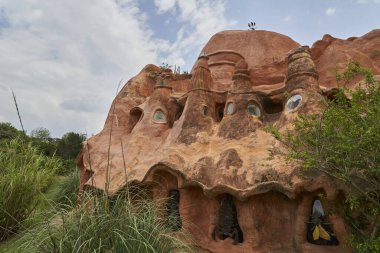 Villa de Leyva, Kolombiya - 04 13 2023: Casa Terracota Kolombiya 'da popüler bir seyahat merkezi olan kil ve seramik ile inşa edilmiş bir ev.