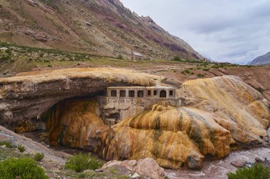 Puente del Inca, Arjantin - 01 13 2019: Puente del Inca, İnka Köprüsü, Güney Amerika 'nın başkenti Arjantin' de bulunan Las Cuevas Nehri üzerinde doğal bir köprü oluşturan doğal bir kemerdir.