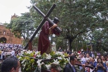 Barichara, Kolombiya - 04 18 2019: Paskalya haftası, semana Noel Baba, Kolombiya 'nın And Dağları' ndaki popüler bir tatil beldesi olan Barichara 'da.