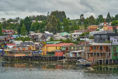 Renkli palafitolar, Castro 'da Chiloe, Şili, Güney Amerika' da geleneksel ahşap yapışık evler.