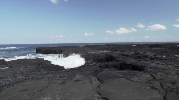 Golven Van Diepblauwe Stille Oceaan Verpletterend Aan Land Zwarte Vulkanische — Stockvideo