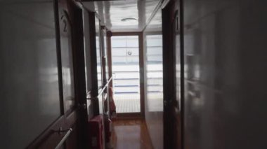 Pasifik Okyanusu 'nun turkuaz deniz suyu boyunca Galapagos adalarının beyaz kumlu sahillerinde küçük motorlu yat geziniyor..