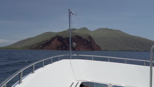 小游艇沿着加拉帕戈斯群岛的白色沙滩航行 穿过太平洋碧绿的海水 — 图库视频影像