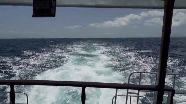 Маленькая Моторная Яхта Плывущая Вдоль Белых Песчаных Пляжей Галапагосских Островов — стоковое видео