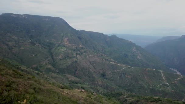 Hermoso Paisaje Con Profundos Valles Ríos Que Fluyen Cañón Chicamocha — Vídeos de Stock