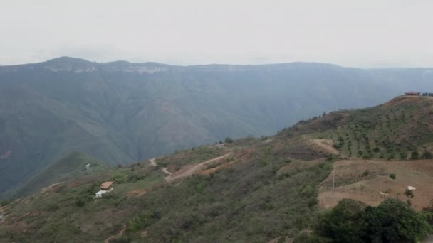 コロンビアの山々にあるシカモチャ渓谷に深い谷と川が流れる美しい風景 — ストック動画