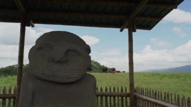 San Agustin, Kolombiya - 04 06 2019: San Agustin Kolombiya 'da popüler bir seyahat merkezidir ve Kolombiya öncesi megalitik taş heykelleri ile arkeoloji parkı olarak bilinir..