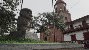 San Agustin, Kolombiya - 04 06 2019: San Agustin Kolombiya 'da popüler bir seyahat merkezidir ve Kolombiya öncesi megalitik taş heykelleri ile arkeoloji parkı olarak bilinir..