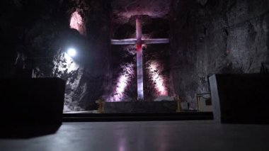 Zipaquira, Kolombiya - 04 12 2019: Zipaquira katedralindeki taş haç bir yeraltı tuz madeninin tünellerine inşa edildi ve sanatsal olarak renkli ışıkla aydınlatıldı.