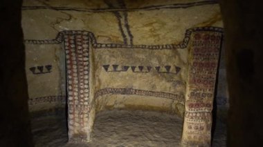 Cauca, Kolombiya - 04 08 2019: Tierradentro ulusal arkeoloji parkı, Kolombiya 'nın antik Pre Columbia kültürünün mezarları, geometrik, antropomorfik ve zoomorfik desenlerle kırmızı, siyah ve beyaz renklerle boyanmış.