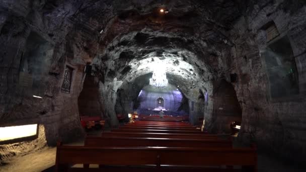 哥伦比亚齐帕基拉 2019年12月4日 齐帕基拉天主教大教堂建在地下盐矿隧道中 在五彩缤纷的灯光下艺术地照明 — 图库视频影像