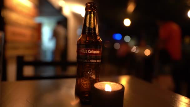 San Agustin Colombia 2019 Bottiglia Birra Club Colombia Piedi Tavolo — Video Stock