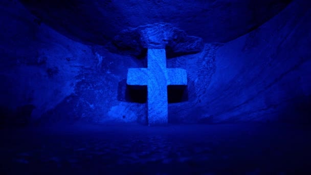 ジッパーキラ コロンビア 2019 ジッパーキラのカトリック大聖堂の石の十字架は 地下塩鉱山のトンネルに組み込まれ カラフルな光で芸術的に照らされています — ストック動画