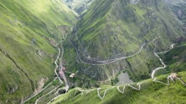 Nariz del Diablo 'nun havası, şeytan burnu, Ekvador' un And Dağları 'ndaki ünlü tren yolu, o kadar dik ki, dağlara zik zak çizerek çıkmaz sokaklara girmek zorunda, Güney Amerika