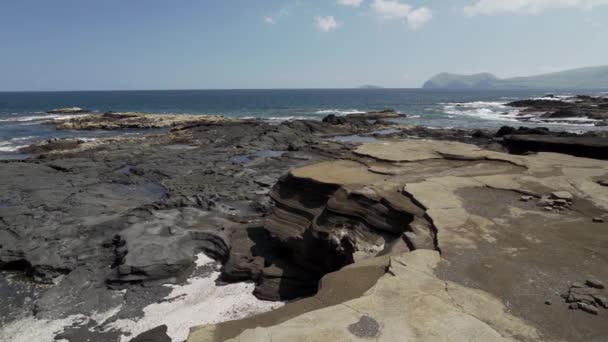 Vågor Den Djupa Blå Stilla Havet Krossande Iland Svarta Vulkaniska — Stockvideo