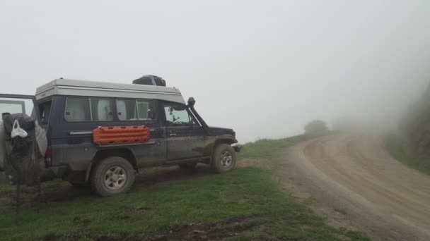 Vehículo Camping Fuera Carretera Pie Borde Valle Profundo Las Tierras — Vídeos de Stock