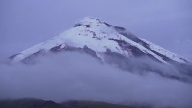 Cotopaxi, aktif bir volkan, sabahın erken saatlerinde Ekvador 'un And Dağları' ndaki vadiden yükselmek için.