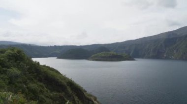 Otavalo 'ya yakın Laguna Cuicocha, Cotacachi volkanı kraterinin içinde adaları olan güzel mavi bir göl.