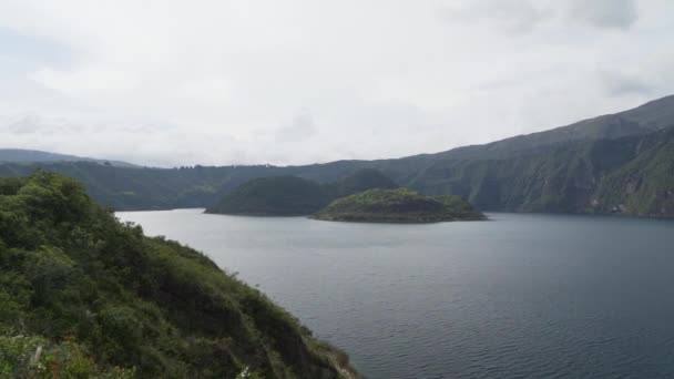 靠近Otavalo的Laguna Cuicocha 美丽的蓝色泻湖 在Cotacachi火山火山口内有岛屿 — 图库视频影像