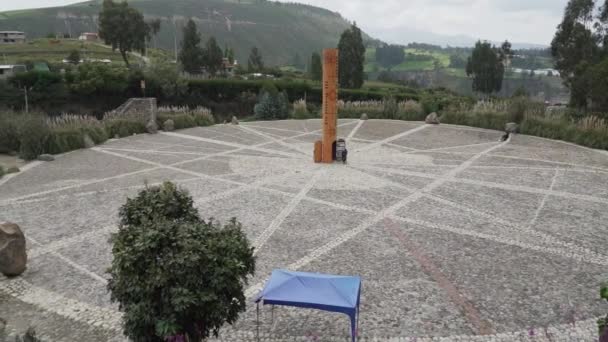 Каямбе Кито Эквадор 2019 Памятник Линии Экватора Митад Дель Мундо — стоковое видео