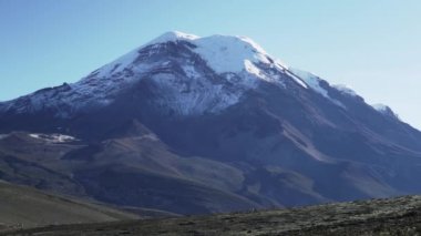 Kudretli Chimborazo, kar kaplı ve aktif bir volkandır ve Ekvador 'daki And Dağları' nın yüksek irtifasında, yeryüzündeki en yüksek yüksekliktir..