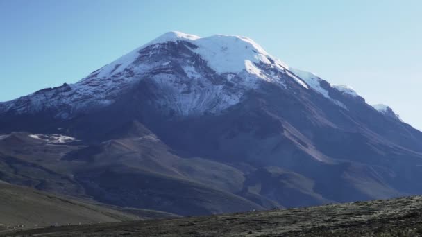 Potężny Chimborazo Jest Ośnieżonym Aktywnym Wulkanem Najwyższym Wzniesieniem Ziemi Dużej — Wideo stockowe