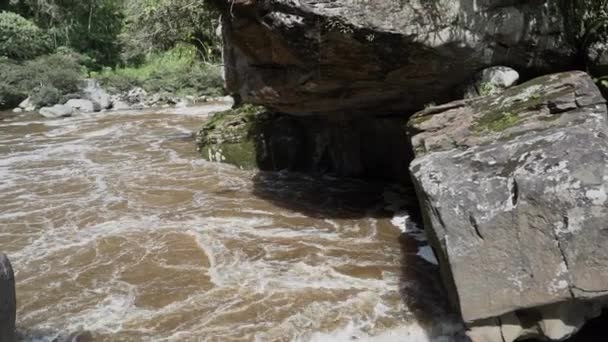 Річка Магдалена Протікає Через Вузький Габ Естречо Магдалена Викликаючи Пориви — стокове відео