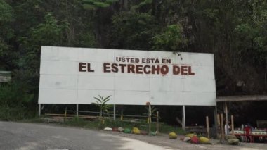 Magdalena Nehri 'nde büyük bir işaret var. Estrecho de Magdalena' da dar bir çene ile sıkıştırılıyor. Kolombiya 'da San Agustin yakınlarında popüler bir turizm merkezi olan beyaz su akıntılarına neden oluyor..