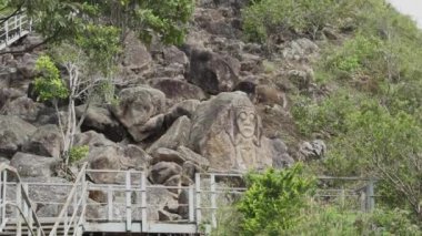 San Agustin, Kolombiya - 04 06 2019: San Agustin yakınlarındaki Chaquira Kolombiya 'da popüler bir seyahat merkezidir ve Kolombiya öncesi megalitik taş heykelleri ile birlikte arkeoloji parkı olarak bilinir..