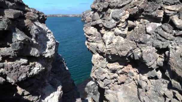 Schroffe Küste Der Insel Genovesa Auf Den Galapagos Inseln Pazifik — Stockvideo