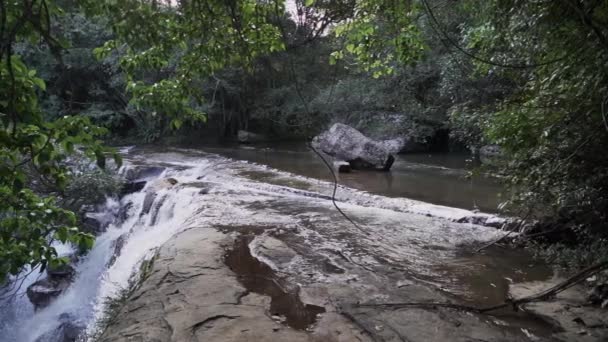 cascada la motilona, belles cascades tropicales dans la forêt tropicale profonde de la jungle près de Paicol en Colombie en cascade dans une piscine turquoise le long du lit de la rivière.