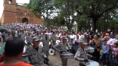 Barichara, Kolombiya - 04 18 2019: Güzel Barichara kasabasında Paskalya haftası boyunca geleneksel kıyafetler giyen insanlar, semana santa.