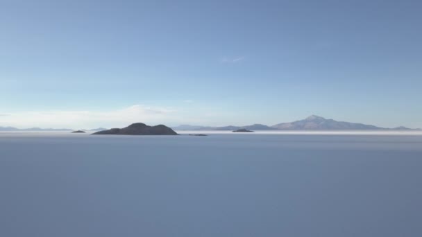 位于玻利维亚安第斯山脉高空的世界上最大的盐滩上的鱼岛附近的Salar Uyuni盐湖中的无人驾驶飞机拍摄的照片 — 图库视频影像