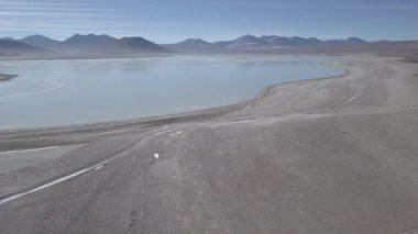 Bolivya 'nın dağlarındaki And Dağları' nın yüksek irtifasında Licancabur volkanı yakınlarındaki kurak arazide laguna verde ve blanca 'nın insansız hava aracı görüntüleri..