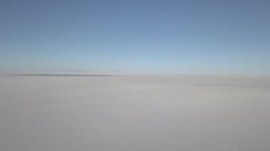 Salar de Uyuni tuzlu gölünün havadan çekilmiş görüntüsü Pescado adası, balık adası, dünyanın en büyük tuz dairesi Bolivya And Dağları 'nın yüksek irtifasında..