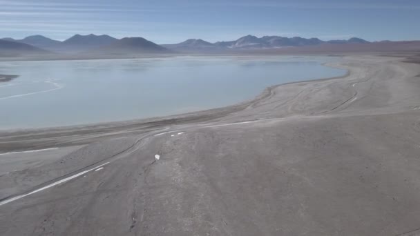 Drone Aéreo Tiro Laguna Verde Blanca Paisagem Árida Perto Vulcão — Vídeo de Stock